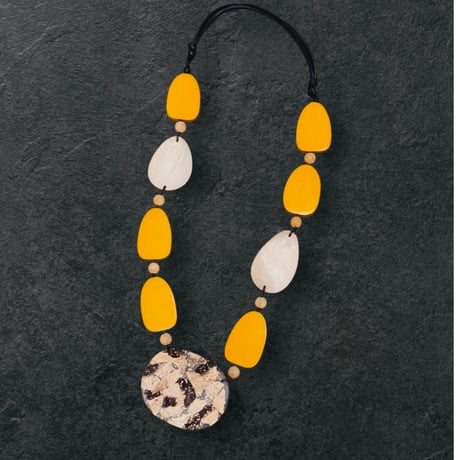 Woody petal necklace