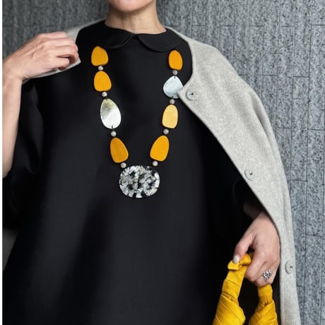 Woody petal necklace