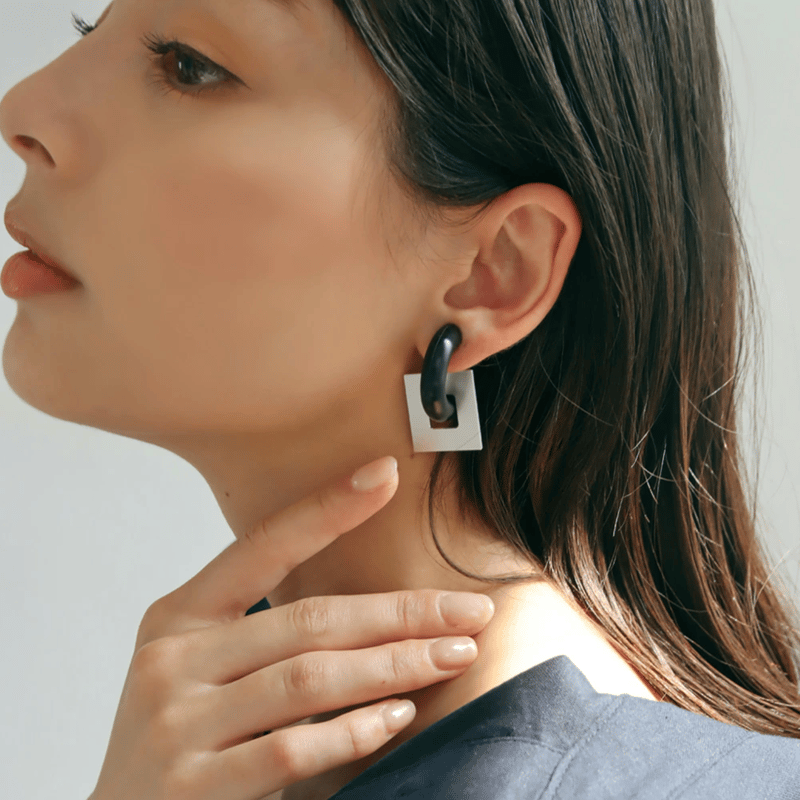acrylic【GUM ブラック ＋ スクエア小 アルミ シルバー】GUM Earring ＋