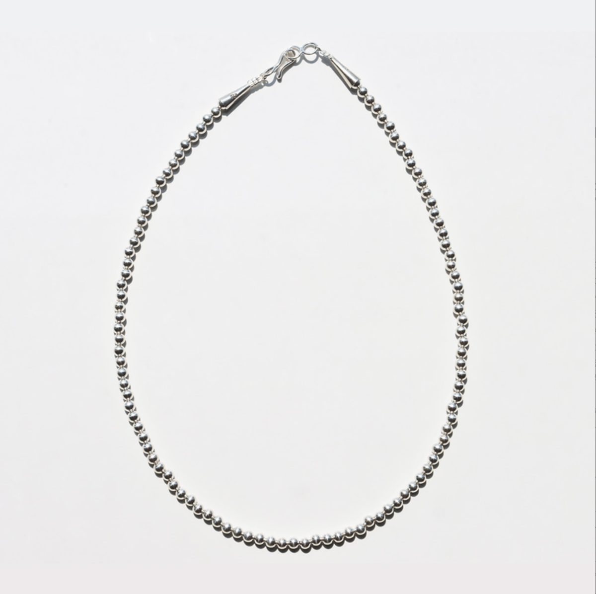 人気☆ERICKA NICOLAS BEGAYナバホパール4mm 45cm ERICKA NICOLAS BEGAY 4mm/45cm Shiny navajo pe