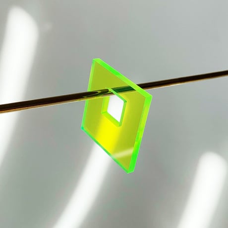 【取寄せ】acrylic【スクエア大 ネオンイエロー】GUM EARRING parts アクリリック 坂雅子