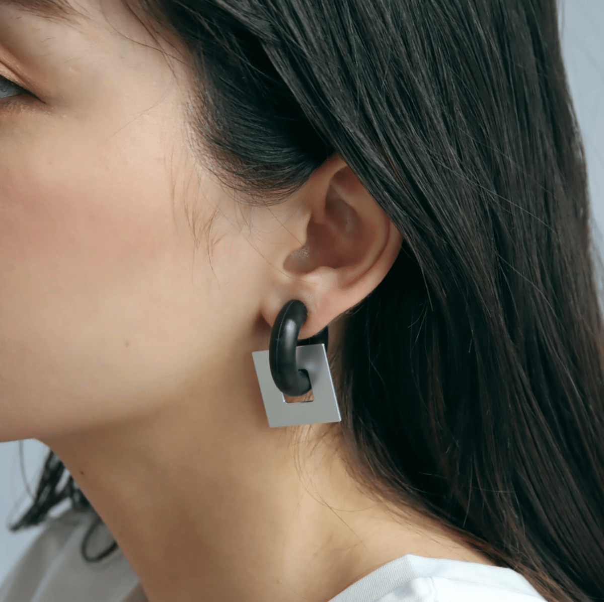 acrylic【GUM ブラック ＋ スクエア小 アルミ シルバー】GUM Earring ＋