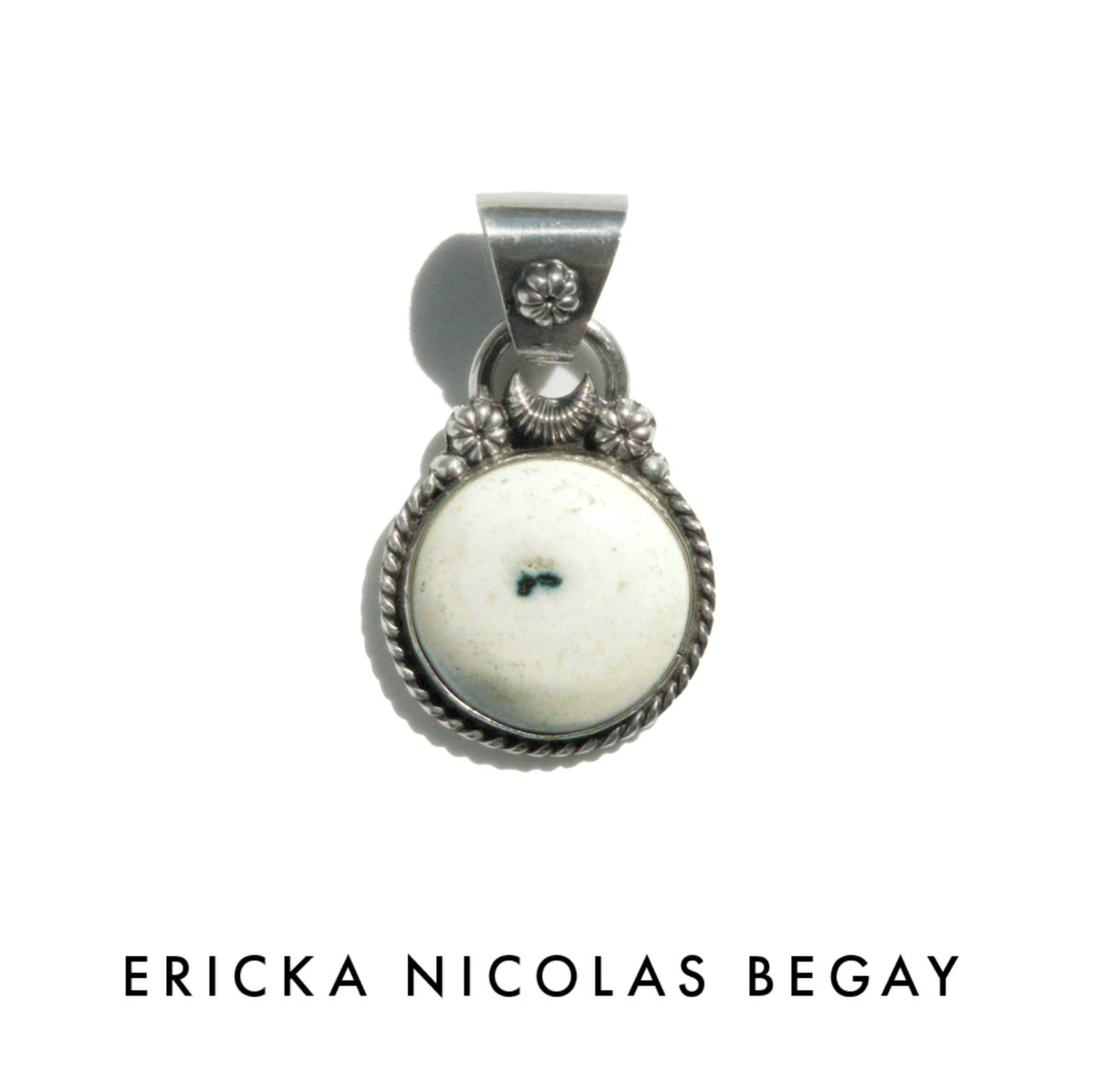 ERICKA NICOLAS BEGAY【02 ハウライト ペンダントトップ 