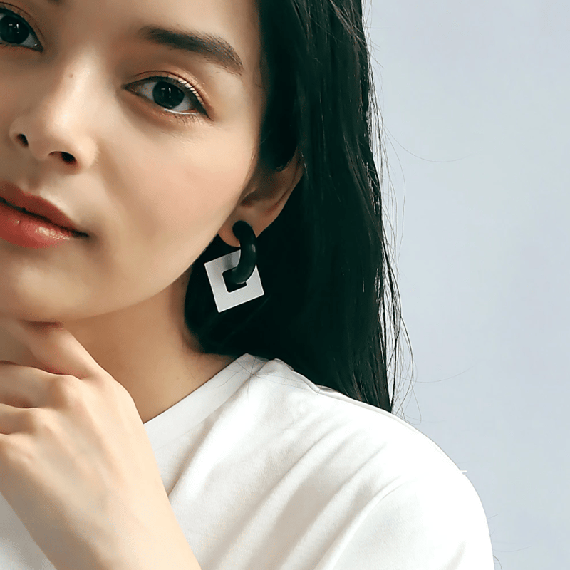 ラウンド用品・アクセサリー ayuki acrylic【GUM ブラック ＋ スクエア小 アルミ シルバー】GUM Earring ＋