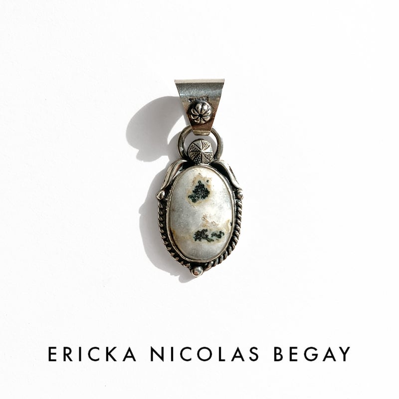 ERICKA NICOLAS BEGAY【ホワイトバッファロー ペンダントトップ ERICKA NICOLAS BEGAY【ホワイトバッファロー ペンダントトップ
