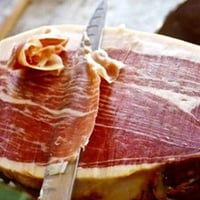 《不定貫商品のため ご予約をお願い致します》   Jambon de HIMEKI(ジャンボン・ド・ヒメキ)：長野県　「大町黒豚の生ハム"Yeu"」原木（骨付き生ハム）6Kg前後