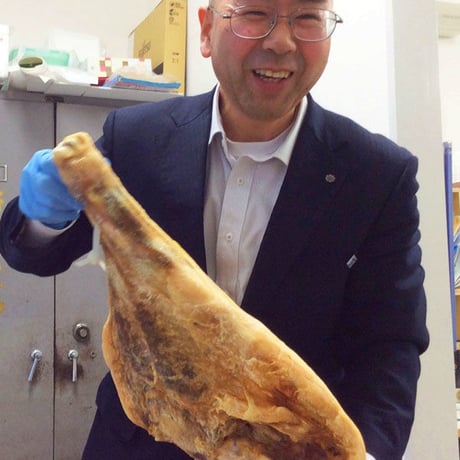 《不定貫商品のため ご予約をお願い致します》柴田畜産：秋田県横手市　りんごと発酵飼料を食べて育った「あっぷるとんの生ハム」原木（骨付き生ハム）