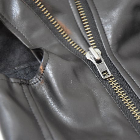 重ね着でオシャレ度UP! シンプルノースリーブECOレザーJK