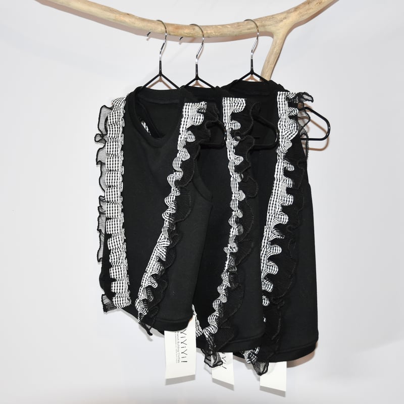 V字レース付き黒のシックなタンクトップ | フレンチブルドッグと