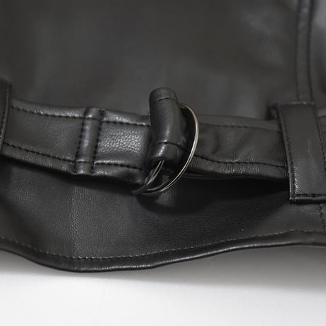 重ね着でオシャレ度UP! シンプルノースリーブECOレザーJK