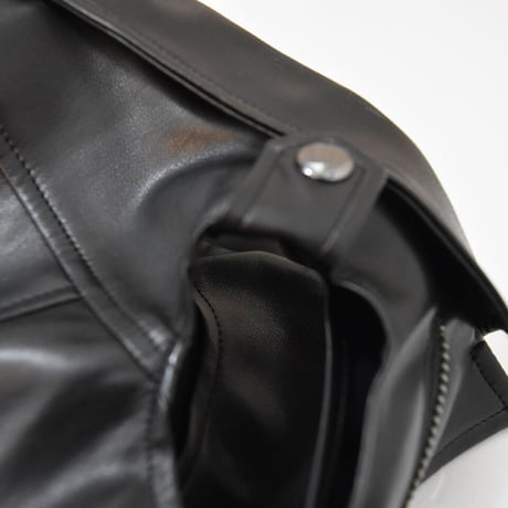 重ね着でオシャレ度UP! シンプルノースリーブECOレザーJK