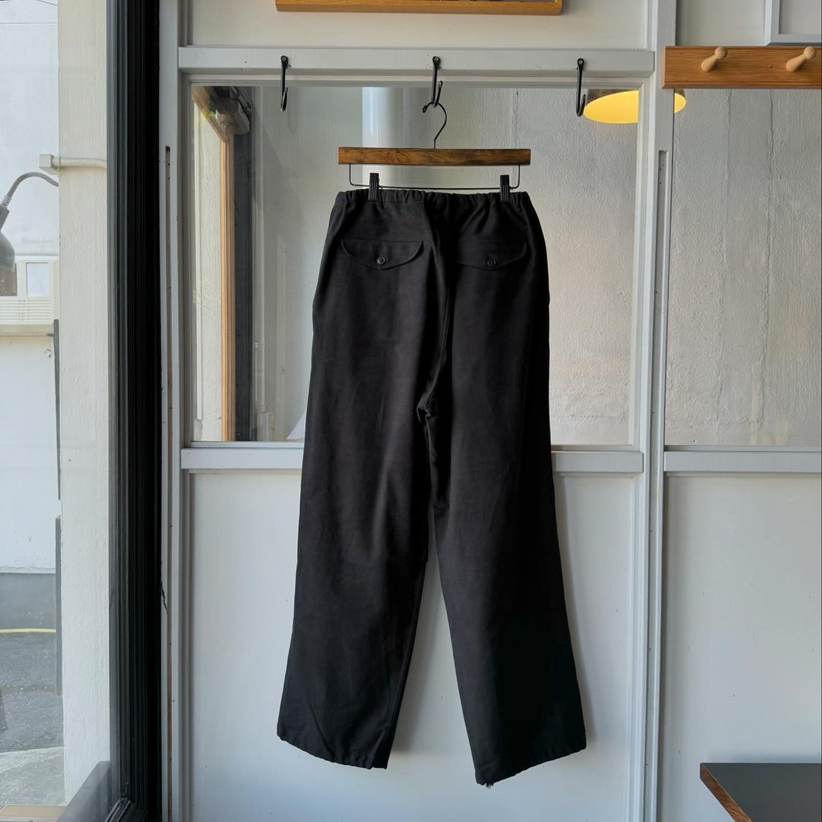 COMOLI モールスキン ニータックパンツ | Less Higashikawa COMOLI モールスキン ニータックパンツ | Less Higashikawa