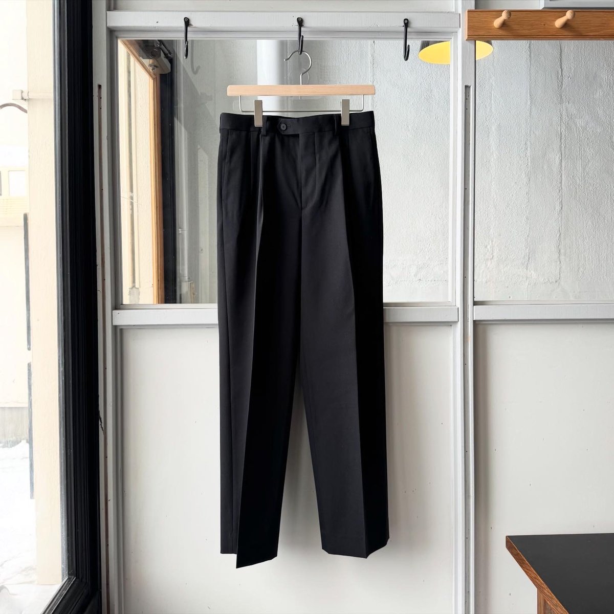 AURALEE LIGHT WOOL MAX GABARDINE TWO-TUCK SLACK
