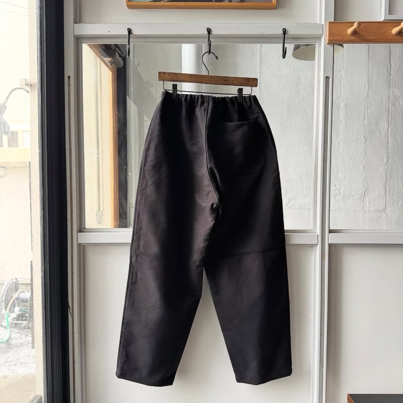COMOLI モールスキン ドローストリングパンツ | Less Higashikawa