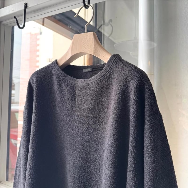 COMOLI フリース クルーネック | Less Higashikawa