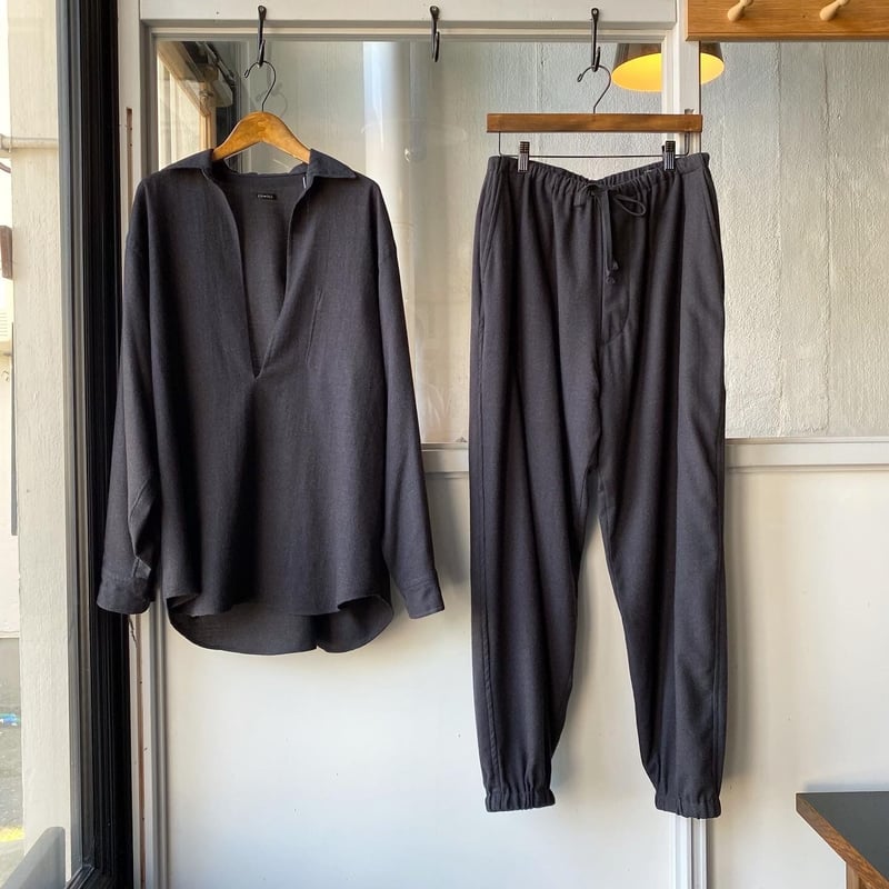 COMOLI ウールビエラ ドローストリングパンツ | Less Higashikawa COMOLI ウールビエラ ドローストリングパンツ | Less Higashikawa