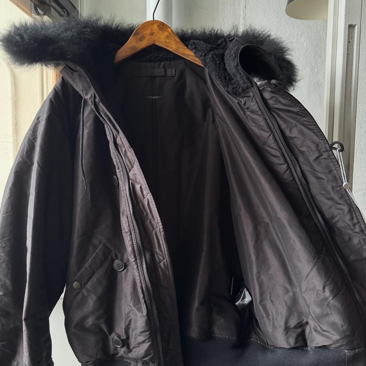 COMOLI コットンシルク ミリタリーフーデッドジャケット | Less