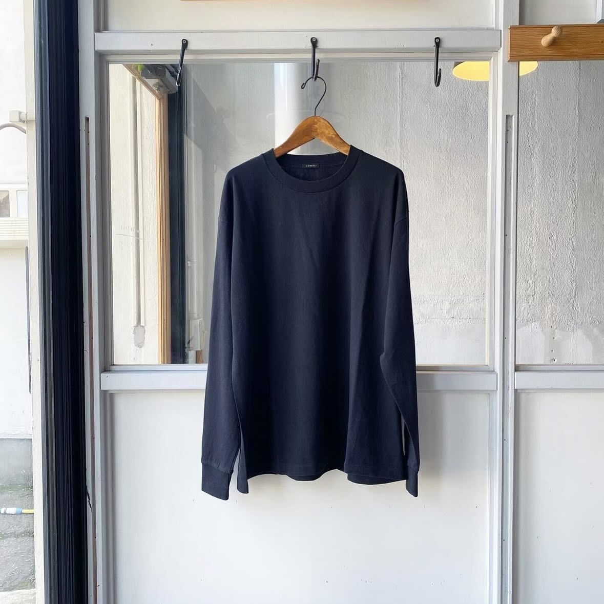COMOLI コットンジャージ 長袖Tシャツ | Less Higashikawa