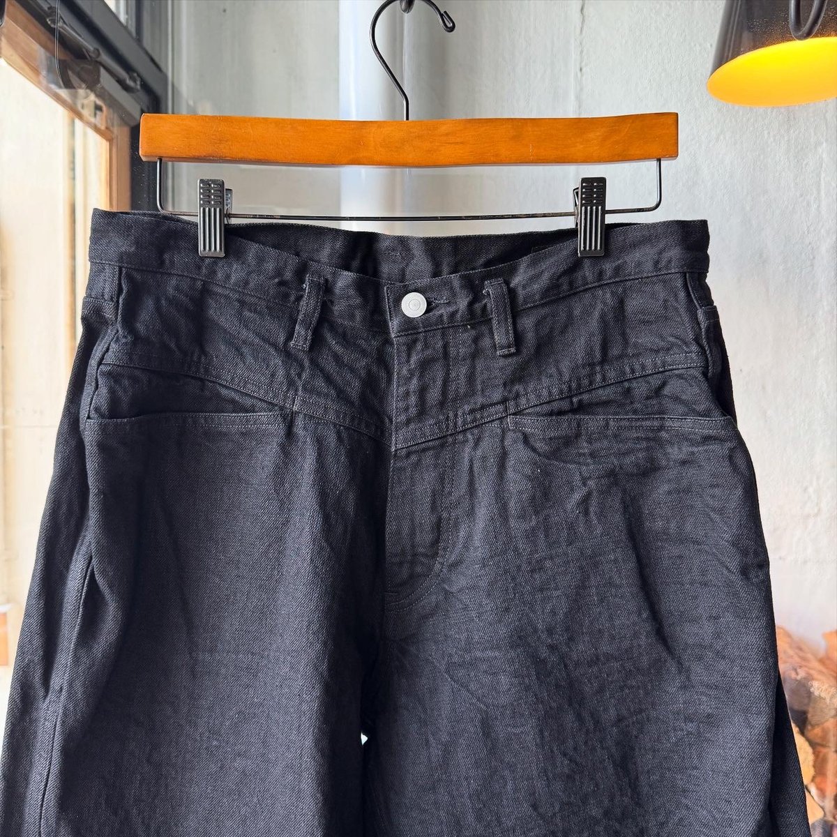 COMOLI ブラックデニム ベルテッドパンツ | Less Higashikawa