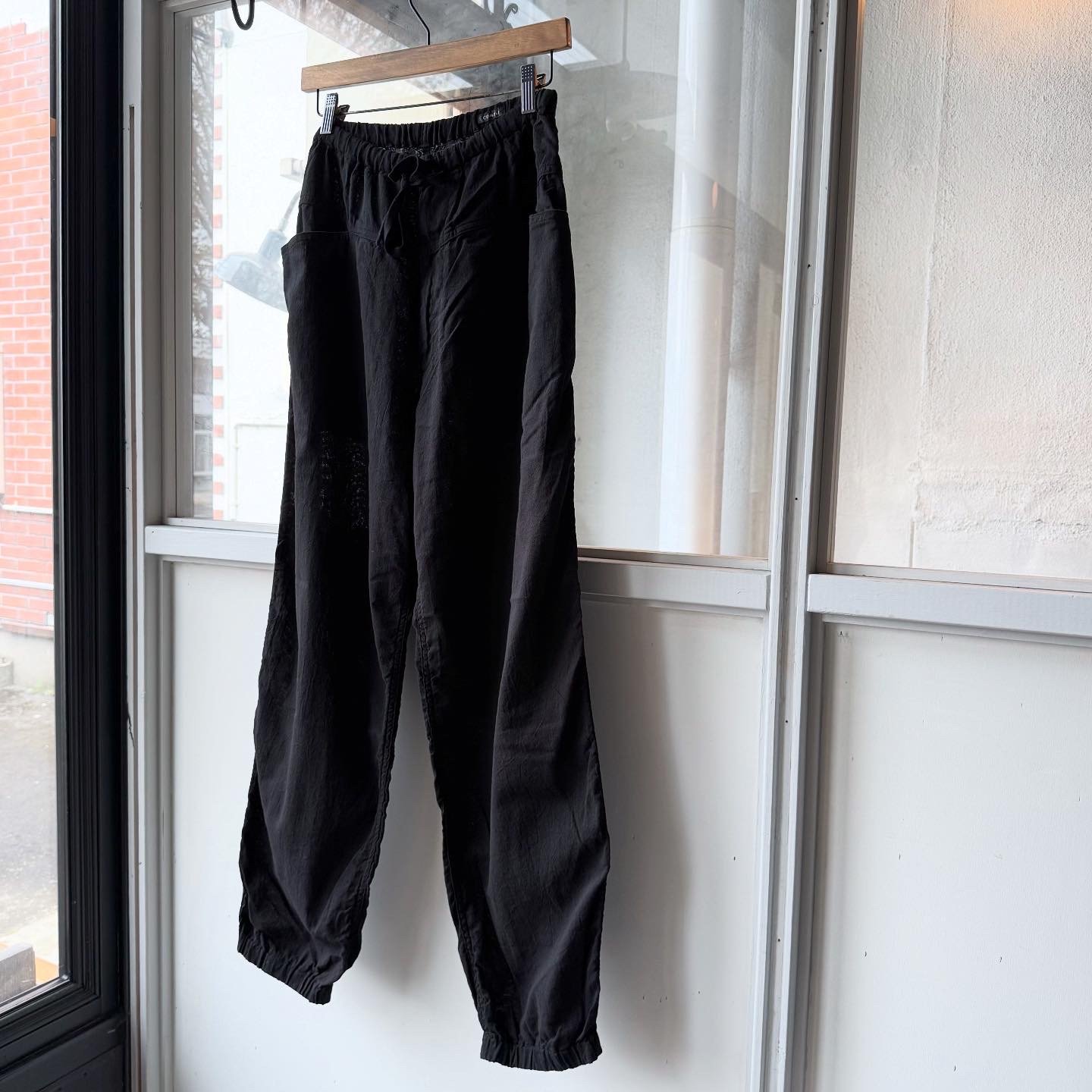 COMOLI オックス ドローストリングパンツ | Less