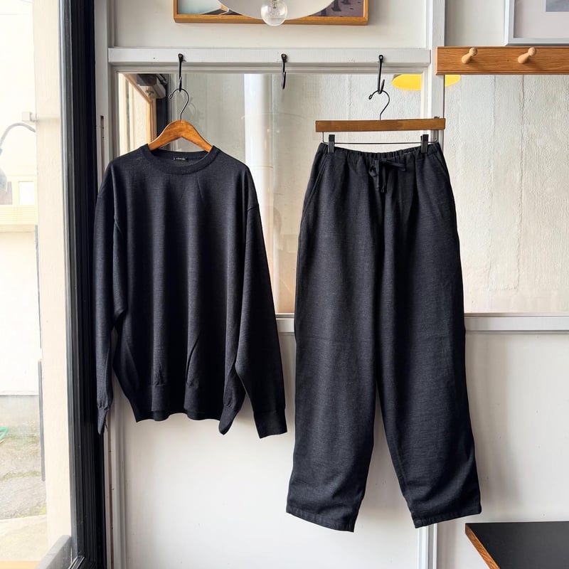 COMOLI ウール クルーネックニット | Less Higashikawa