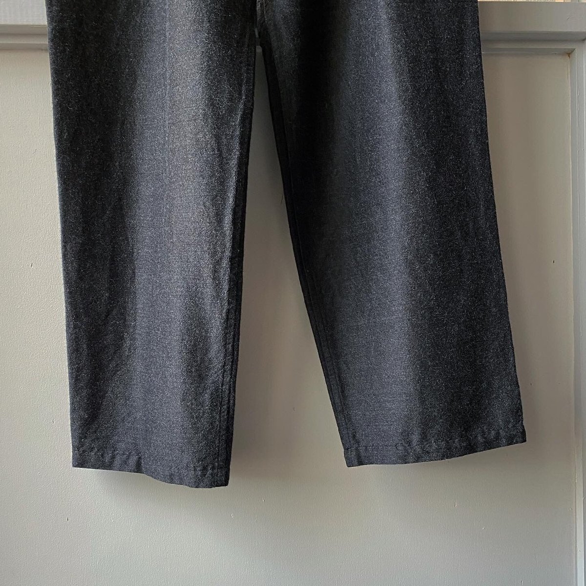 COMOLI ウールシルク ドローストリングパンツ | Less Higashikawa