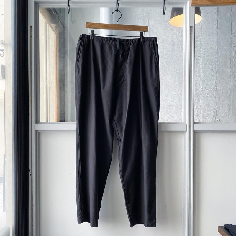 COMOLI コットンサテン ドローストリングパンツ | Less Higashikawa COMOLI コットンサテン ドローストリングパンツ | Less Higashikawa