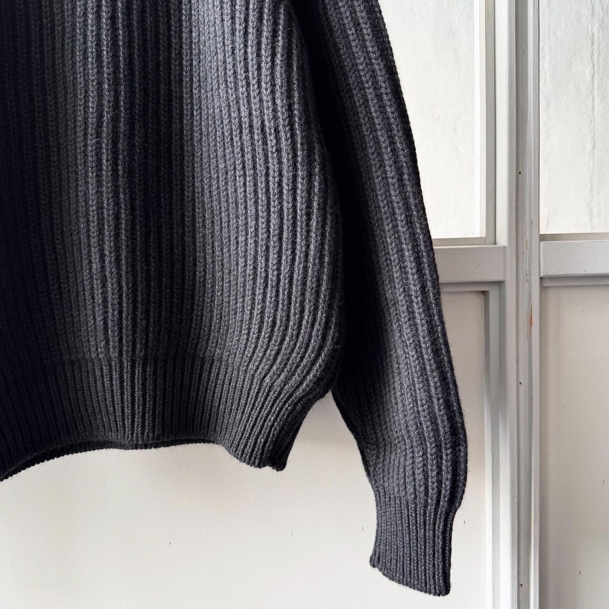 COMOLI カシミヤ和紙 ミリタリーニット | Less Higashikawa