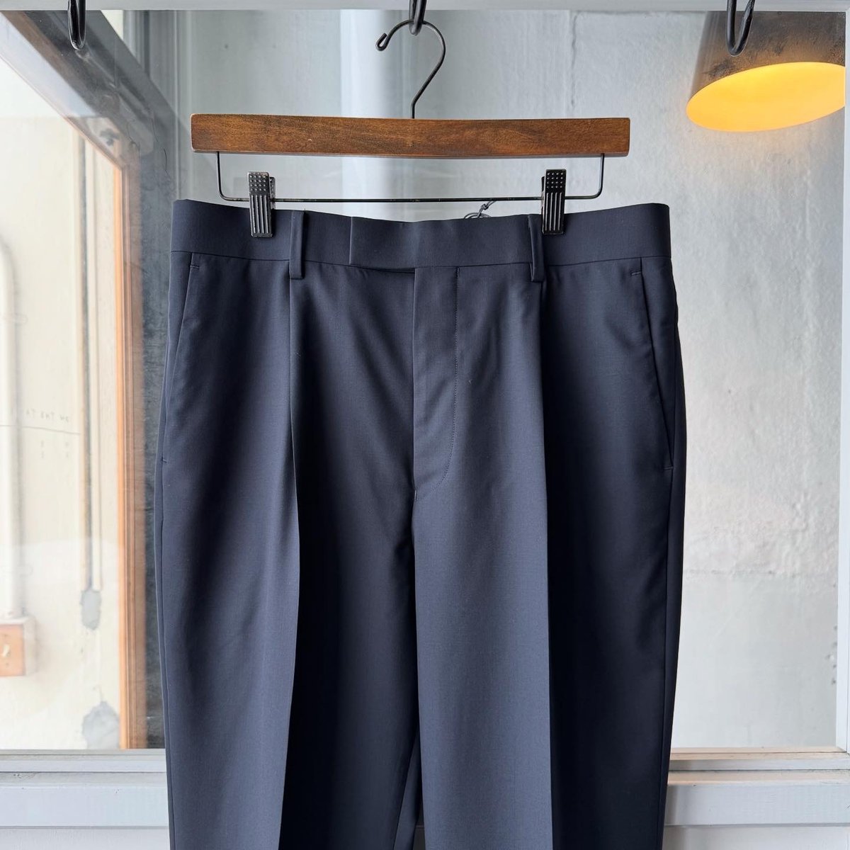 AURALEE SUPER FINE TROPICAL WOOL SLACKS | Less