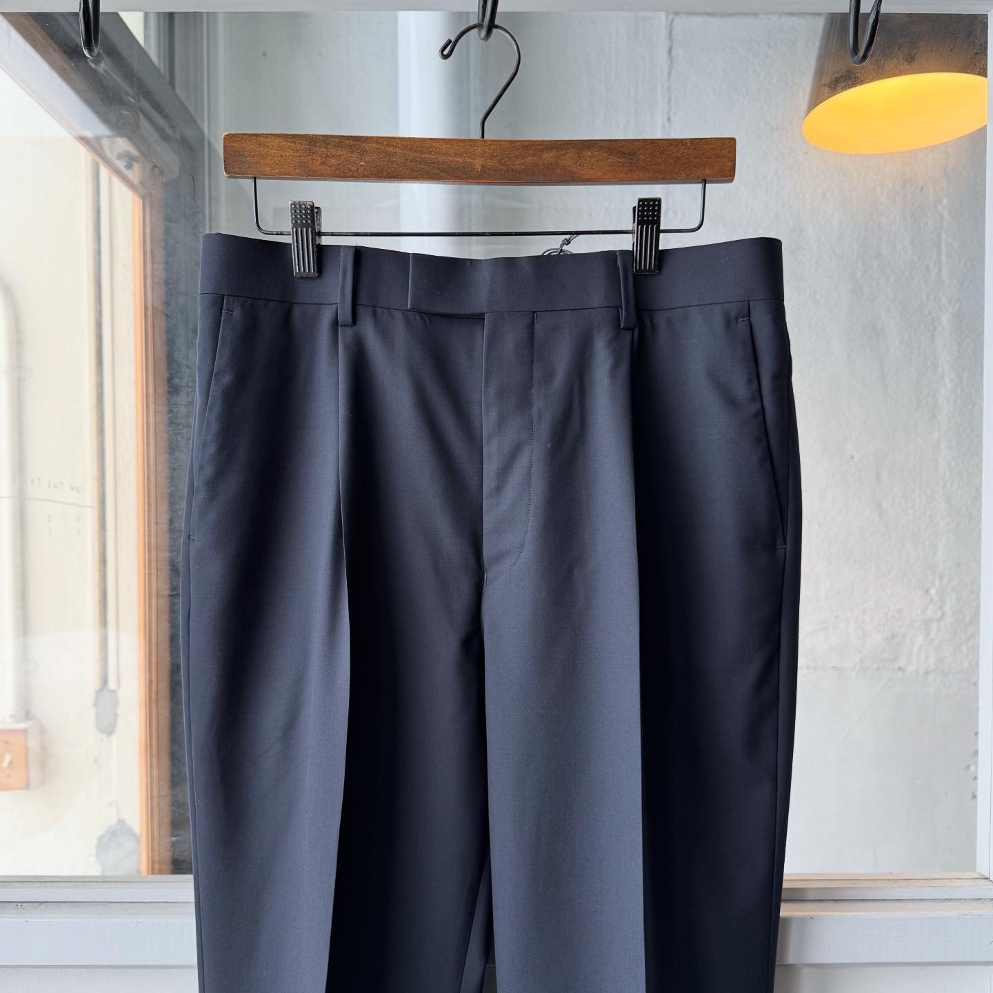 AURALEE SUPER FINE TROPICAL WOOL SLACKS | Less