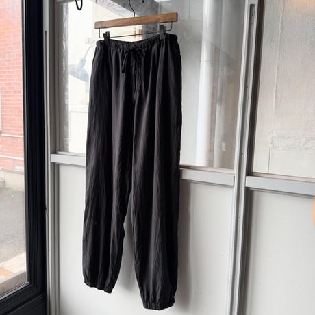 COMOLI　シルク製品染 ドローストリングパンツ
