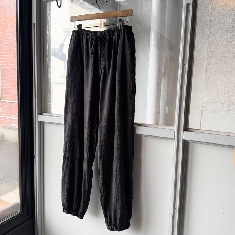 COMOLI シルク製品染 ドローストリングパンツ | Less Higashikawa