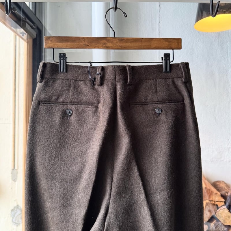 AURALEE BABY CAMEL FLANNEL TWO-TUCK SLACKS | Le