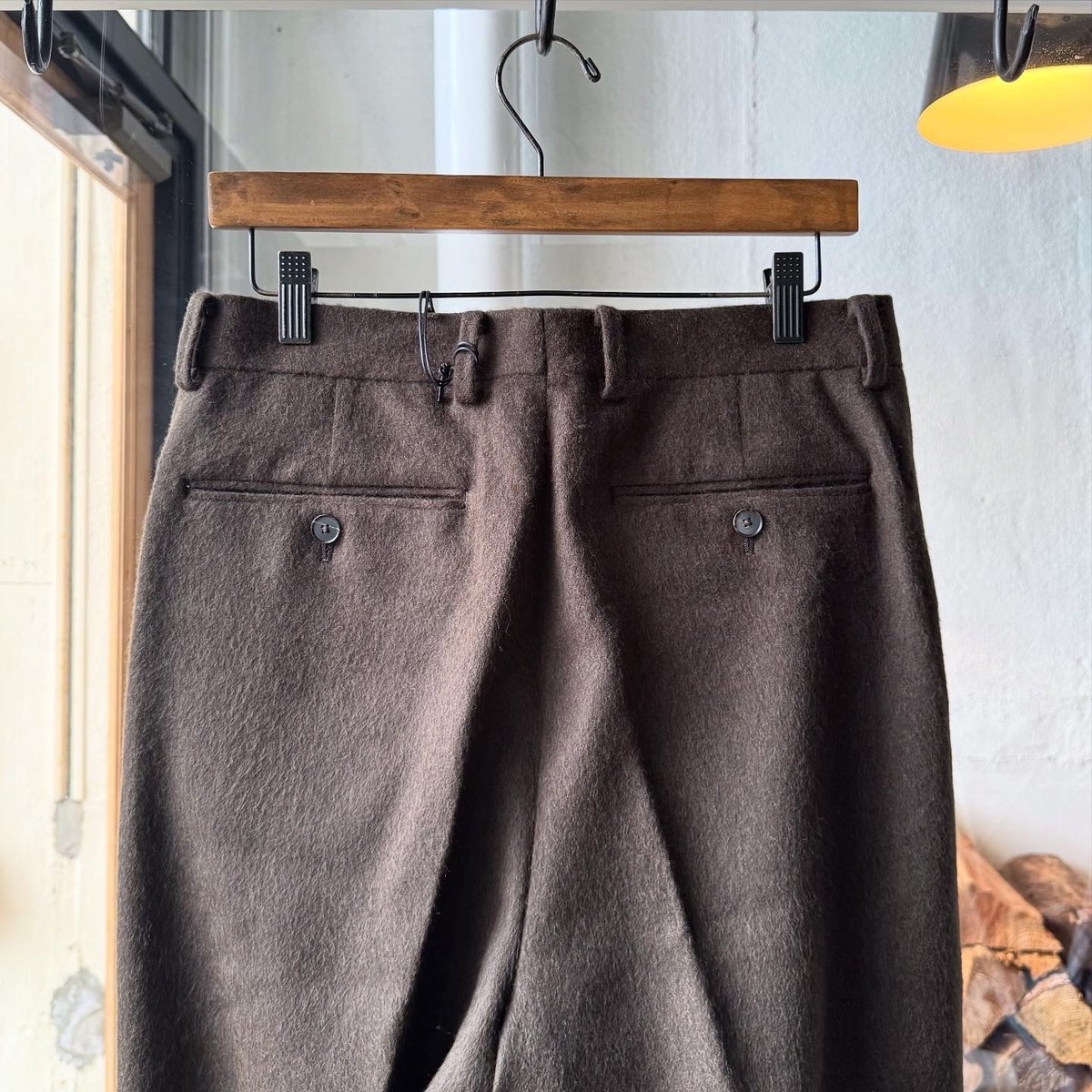 AURALEE BABY CAMEL FLANNEL TWO-TUCK SLACKS | Le