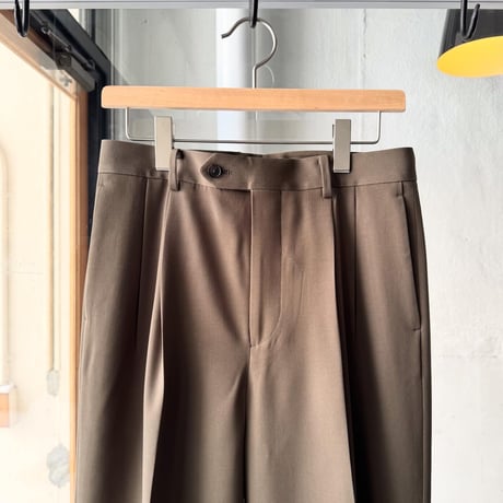 AURALEE　LIGHT WOOL MAX GABARDINE TWO-TUCK SLACKS