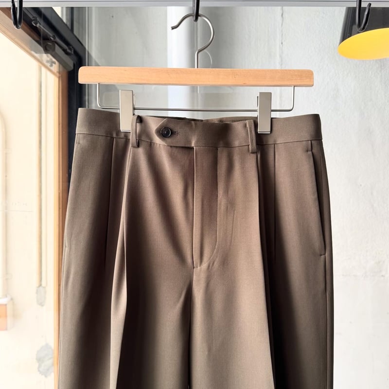 AURALEE LIGHT WOOL MAX GABARDINE TWO-TUCK SLACK