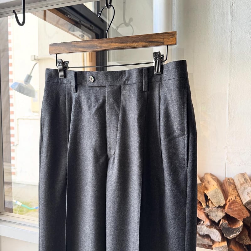 AURALEE SUPER LIGHT WOOL TWO-TUCK SLACKS | Less