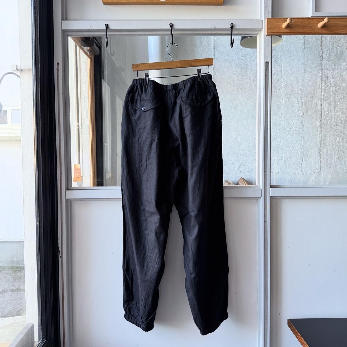 25ss comoli シルク製品染 ドローストリングパンツ COMOLI カシミヤシルク 製品染ドローストリングパンツ | Less
