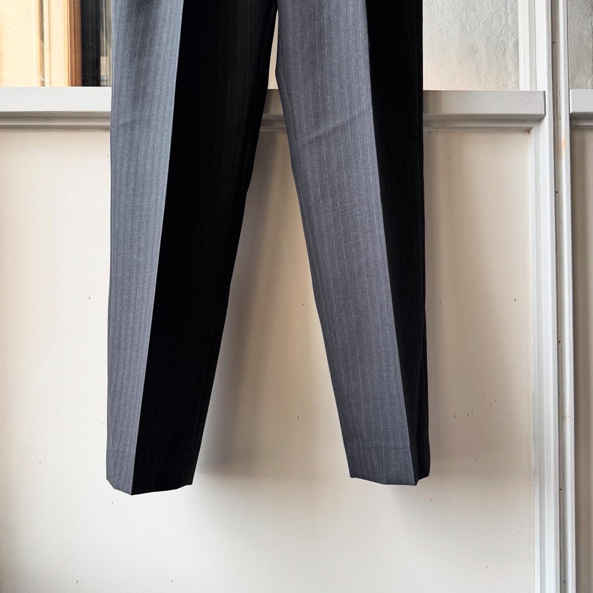 AURALEE BLUEFACED WOOL TWO-TUCK SLACKS | Less