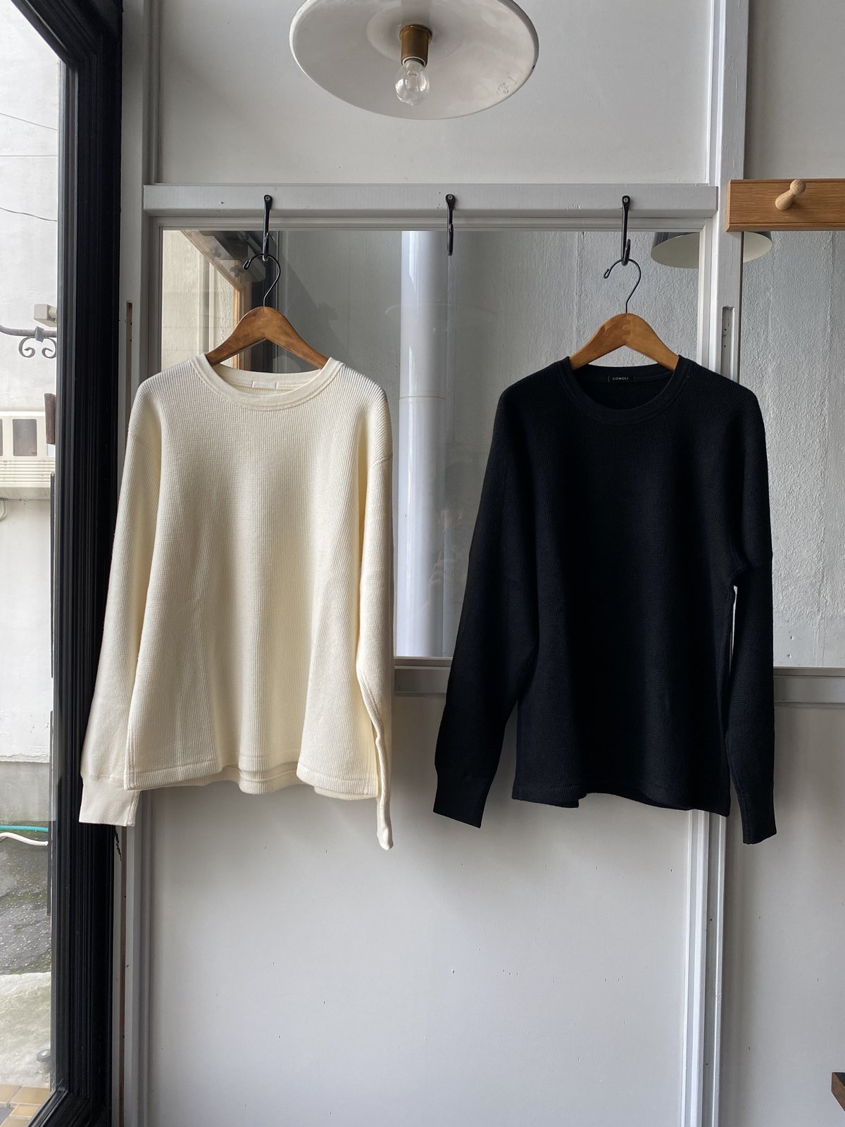 COMOLI C/W ワッフル長袖クルー | Less Higashikawa