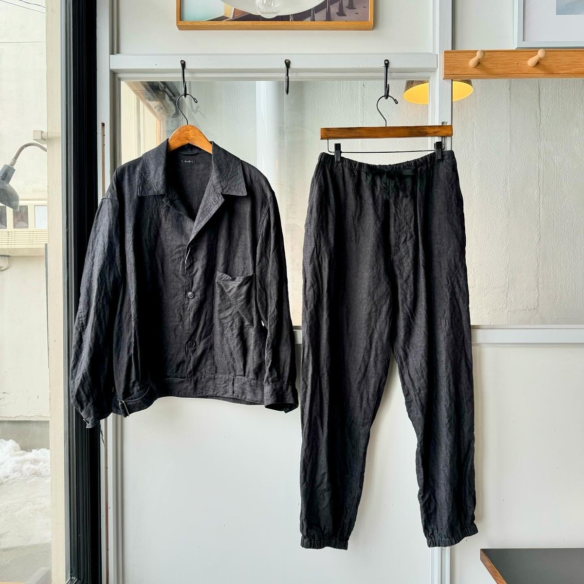 COMOLI リネン ドローストリングパンツ | Less Higashikawa