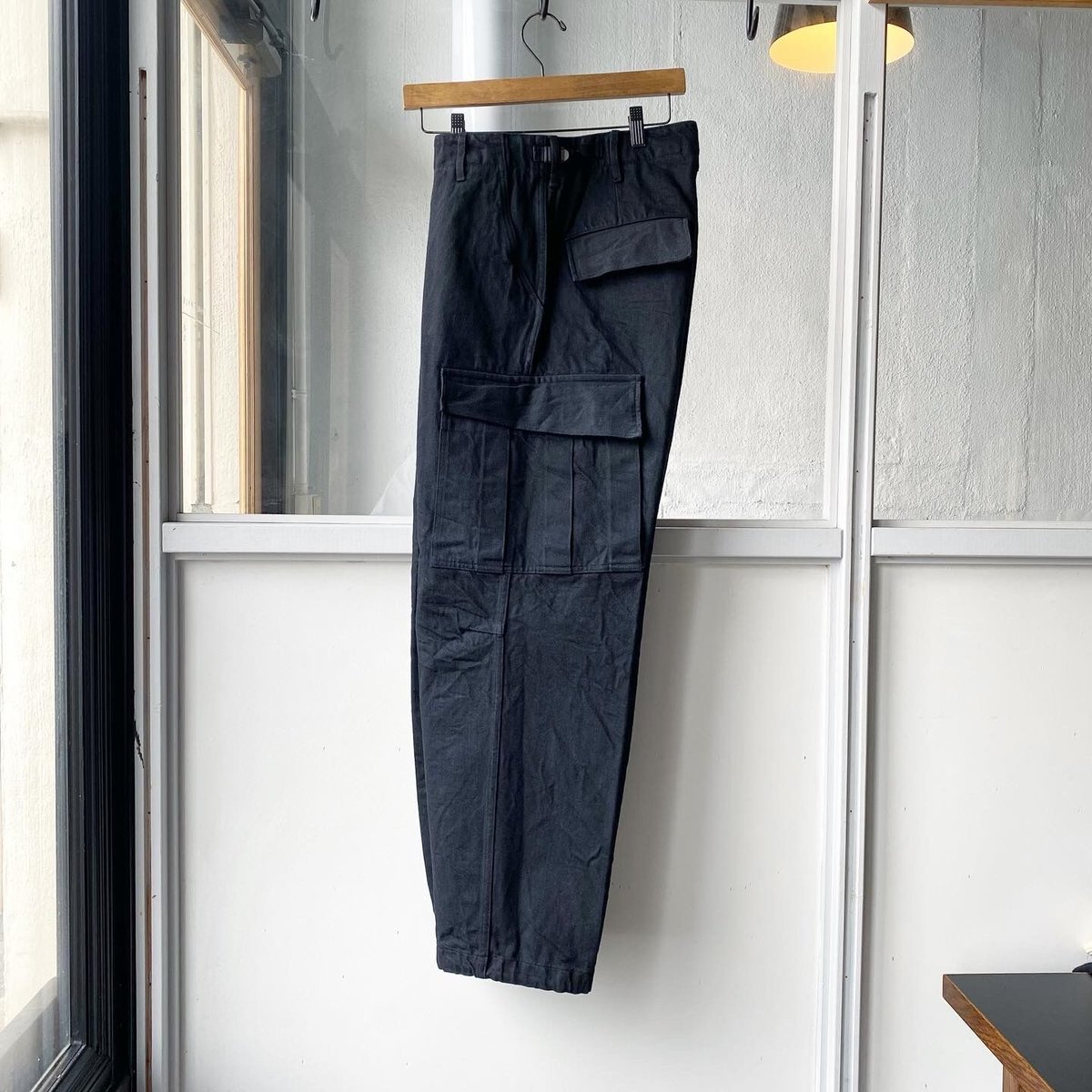 COMOLI ブラックデニム B.D.Uパンツ | Less Higashikawa