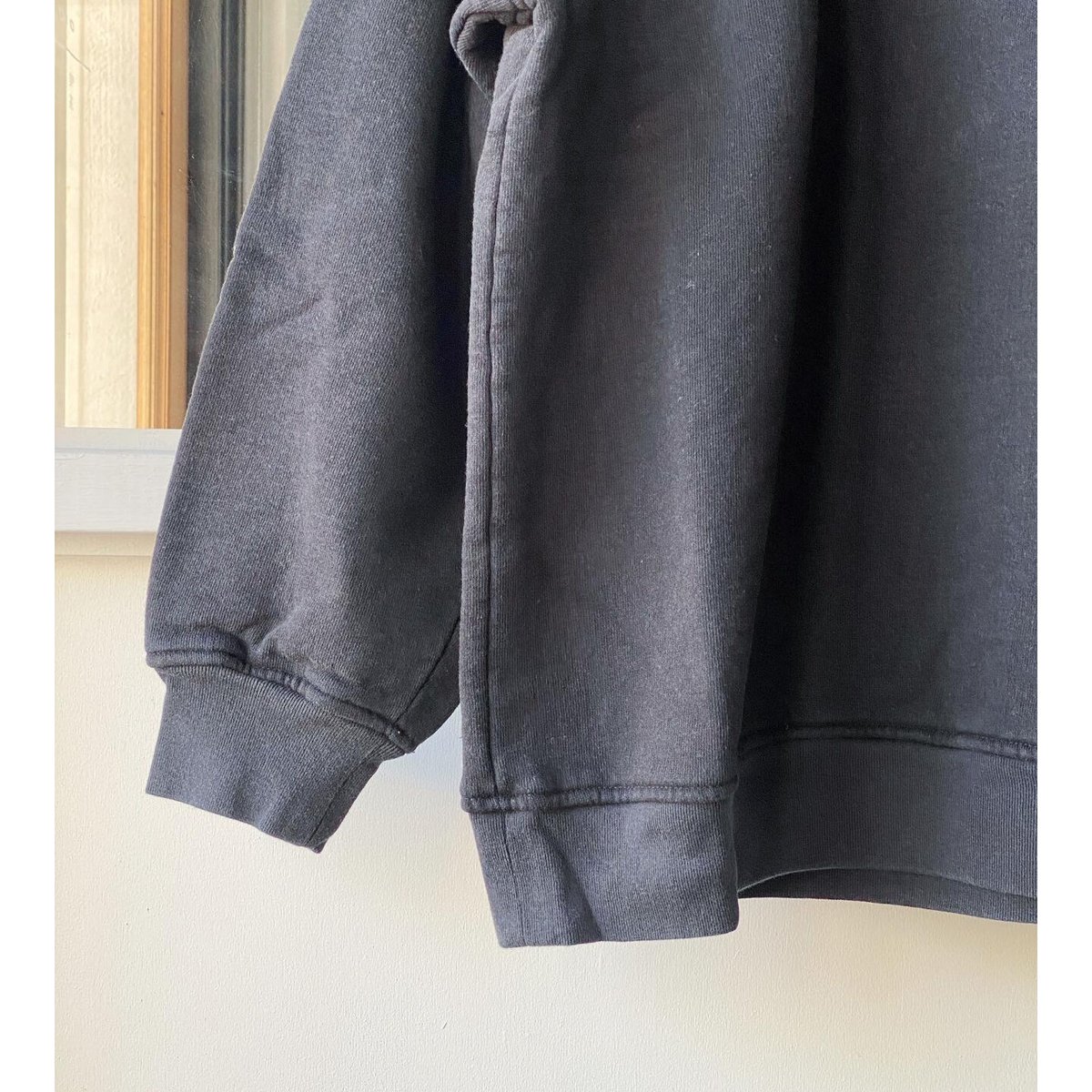 COMOLI コットン吊裏毛 クルーネック FADE BLACK | Less Higa COMOLI コットン吊裏毛 クルーネック FADE BLACK | Less Higa