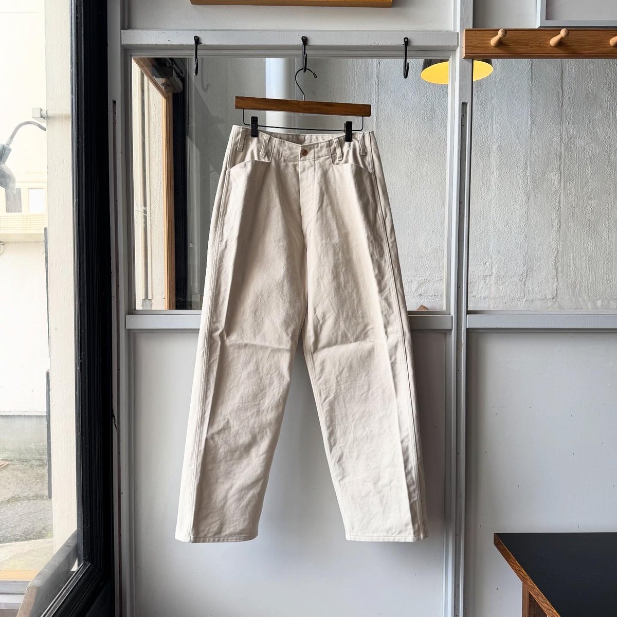 COMOLI コットンツイル ワークパンツ | Less Higashikawa