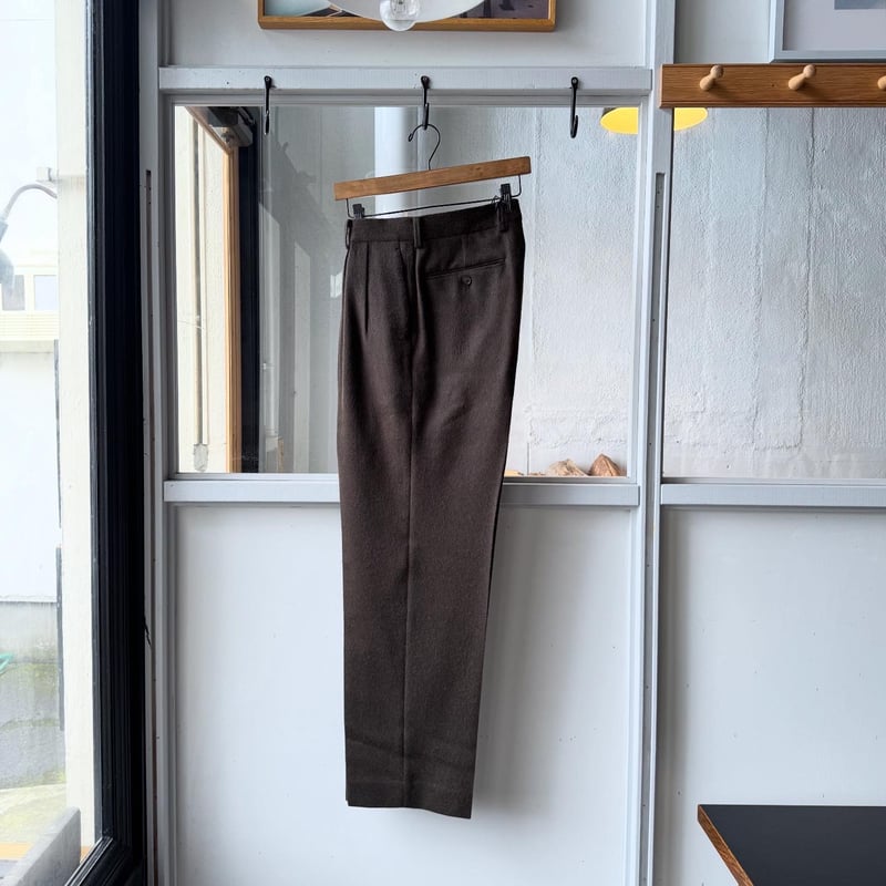 AURALEE BABY CAMEL FLANNEL TWO-TUCK SLACKS | Le