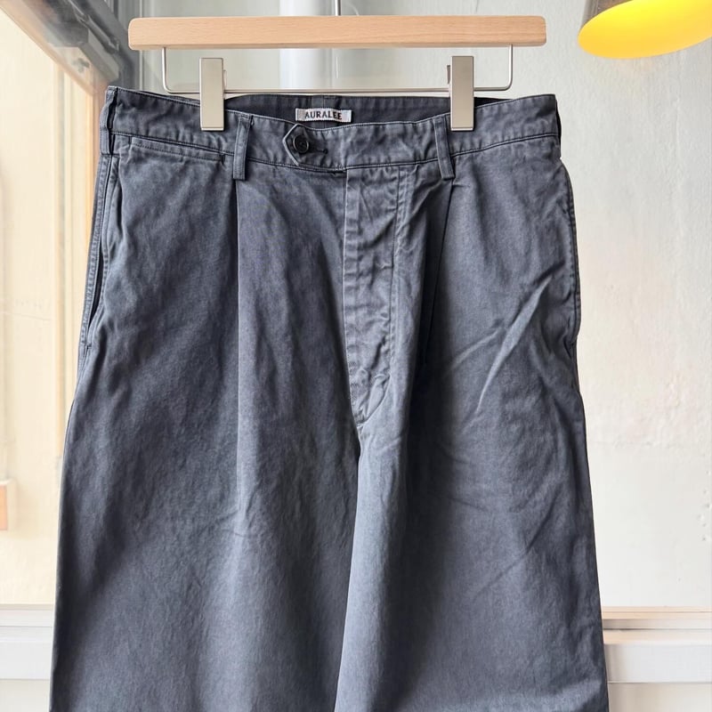 AURALEE GARMENT-DYED FINX LIGHT CHINO ONE-TUCK