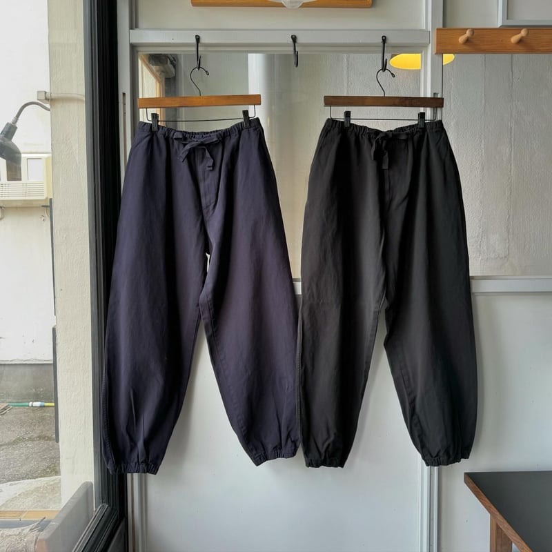 COMOLI 製品染 ドローストリングパンツ | Less Higashikawa COMOLI 製品染 ドローストリングパンツ | Less Higashikawa