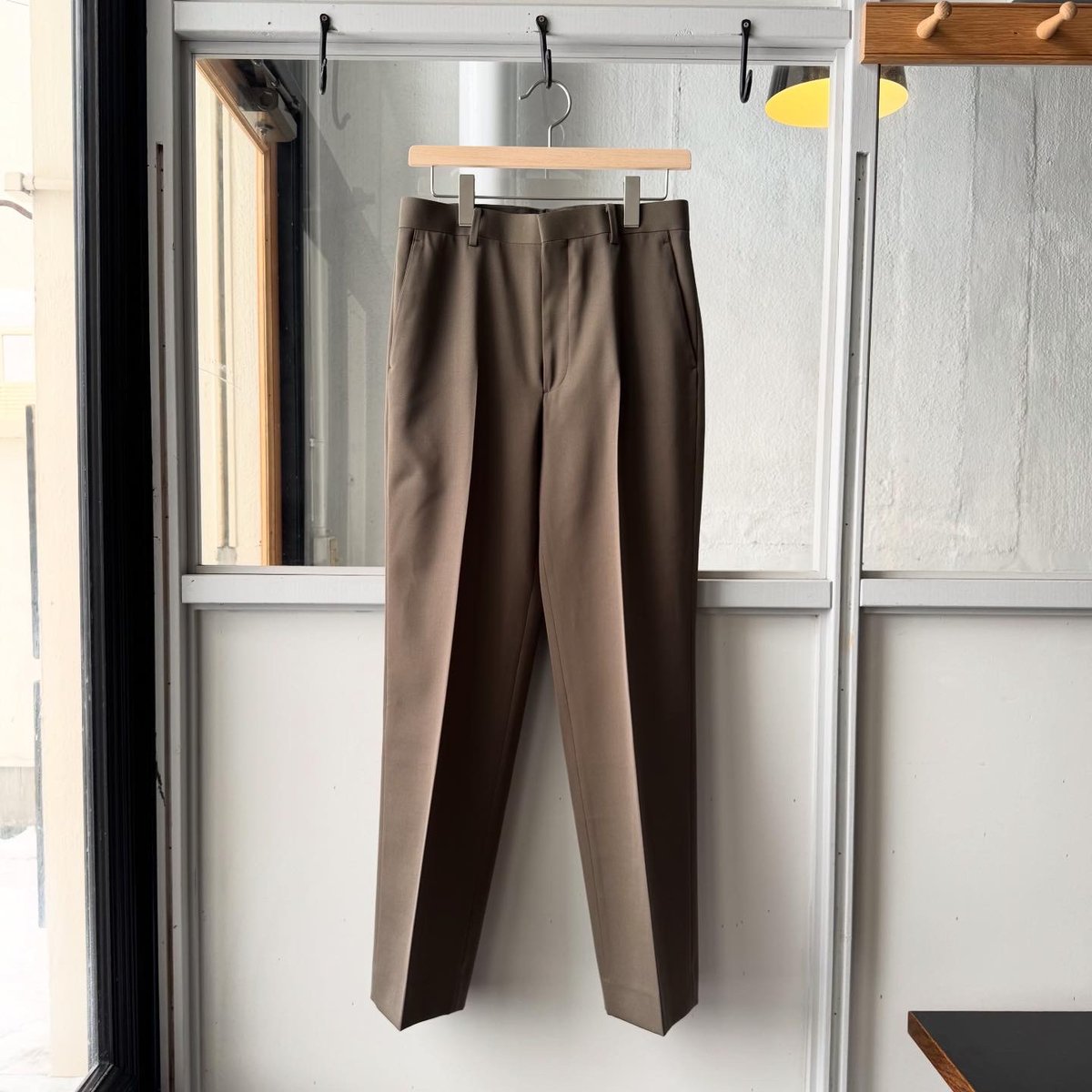 AURALEE LIGHT WOOL MAX GABARDINE SLACKS | Less