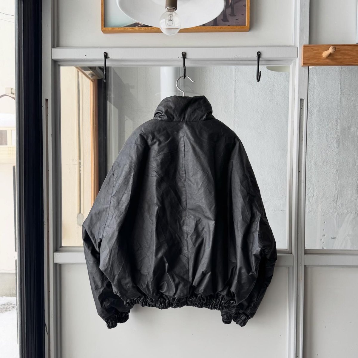 COMOLI ペーパーレザー パデッドジャケット | Less Higashikawa