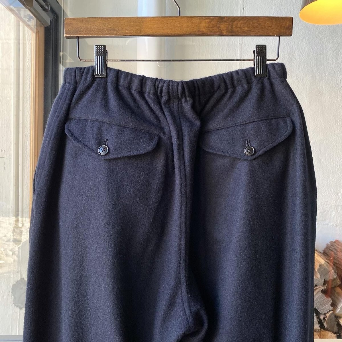 COMOLI カシミヤ ドローストリングパンツ | Less Higashikawa